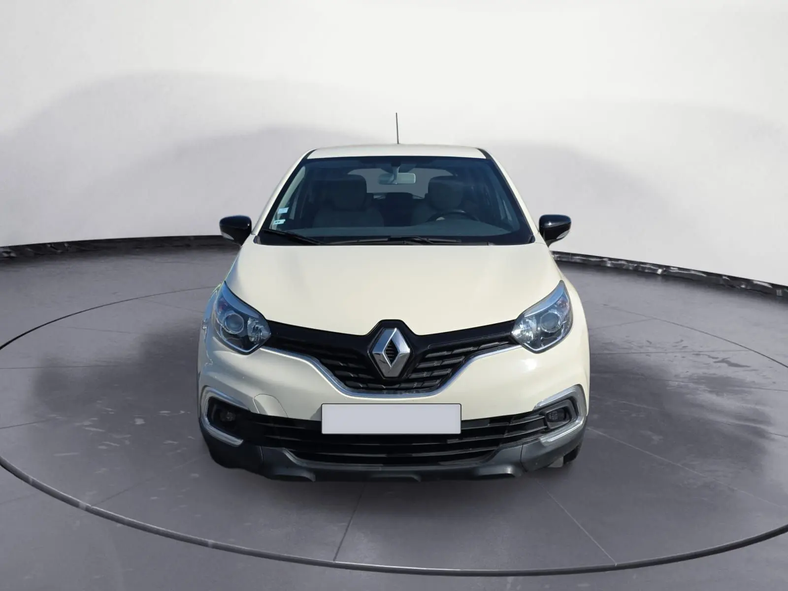 Renault Captur 1.5 DCI 2018 ivoire en vue 3/4 avant, avec jantes alliage et détails noirs contrastants.