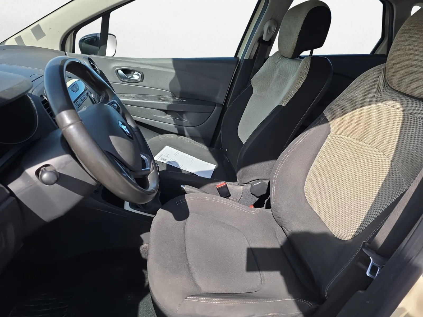 Vue intérieure côté droit des sièges arrière en tissu noir et gris du Renault Captur ivoire 2018.