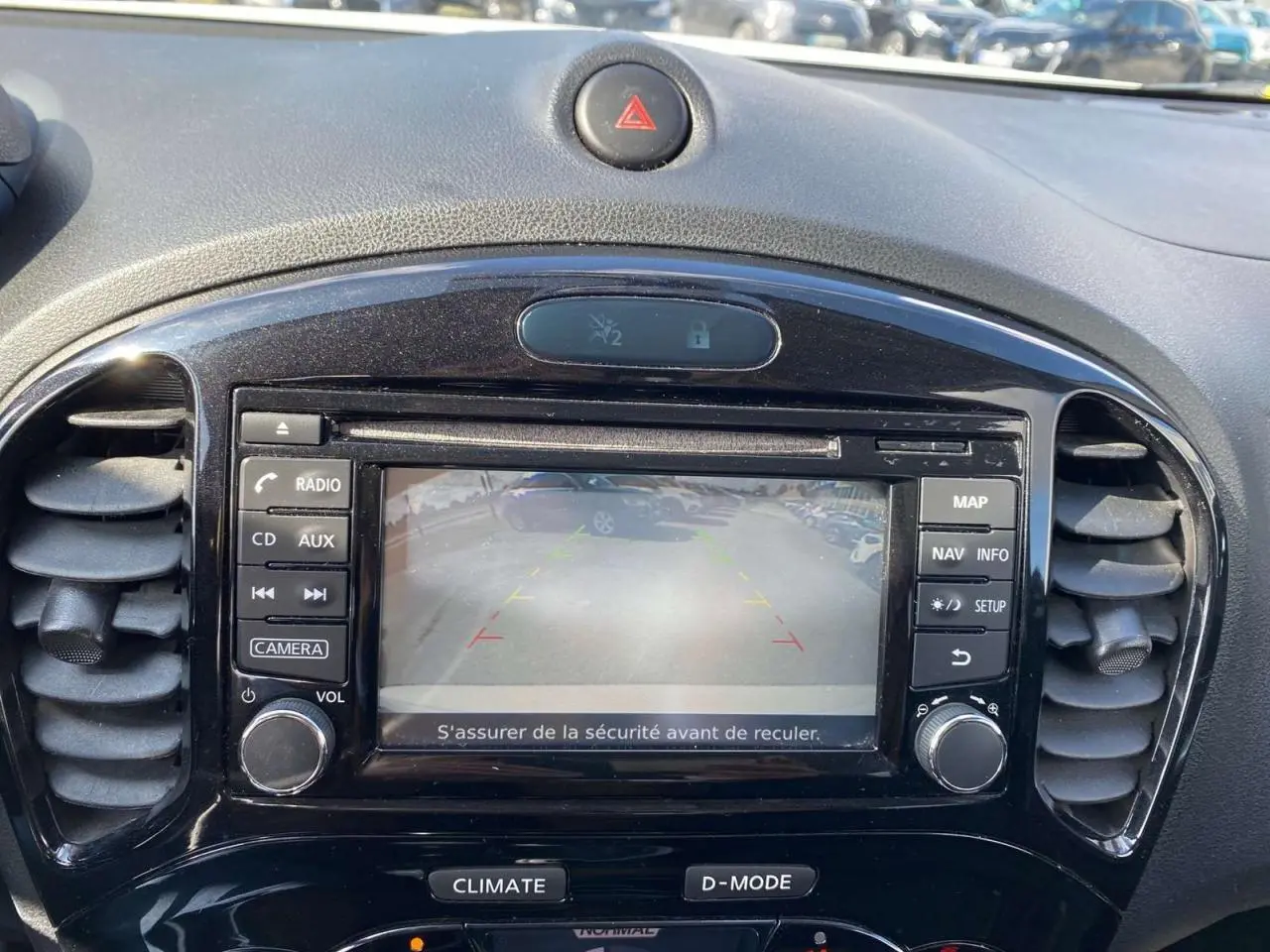 Vue rapprochée de l’écran central noir du tableau de bord du Nissan Juke 2017 montrant la caméra de recul active.