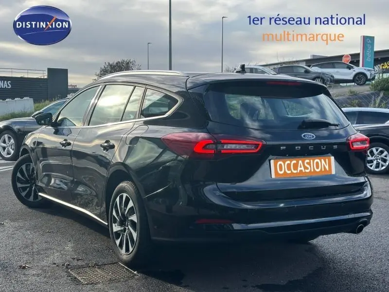 Ford Focus 1.0 Ecoboost Titanium noire vue 3/4 arrière gauche avec feux LED et jantes alliage.