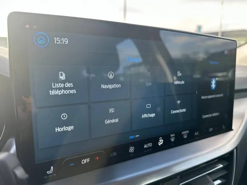 Écran tactile central de la Ford Focus 1.0 Ecoboost Titanium 2023 affichant le menu des réglages, intérieur moderne.