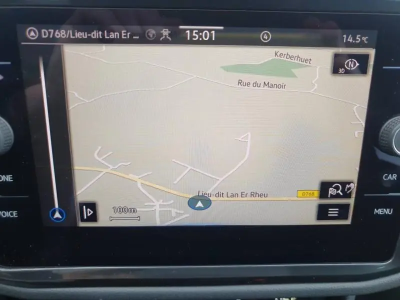 Écran tactile du système de navigation du Volkswagen Tiguan 1.4 eHybrid 2022 affichant une carte routière.
