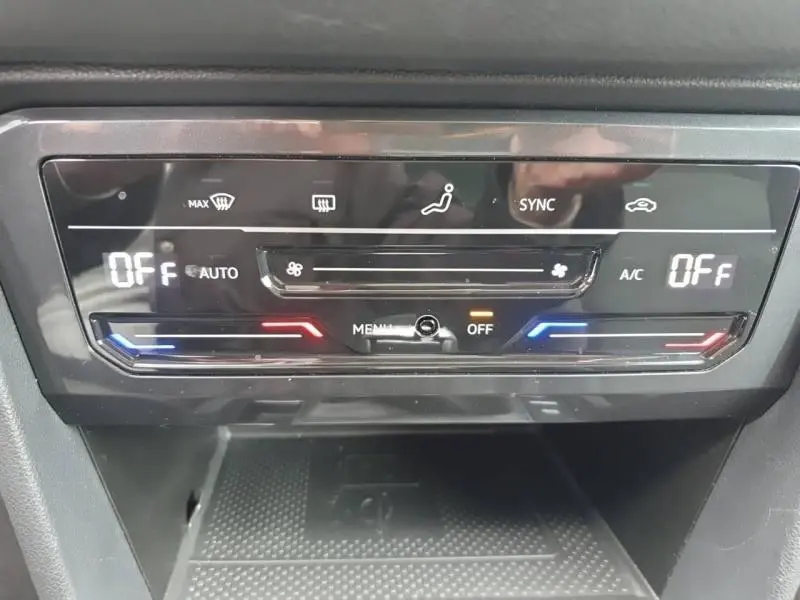 Panneau de commande de la climatisation automatique du Volkswagen Tiguan 1.4 eHybrid 2022, affichage digital éteint.