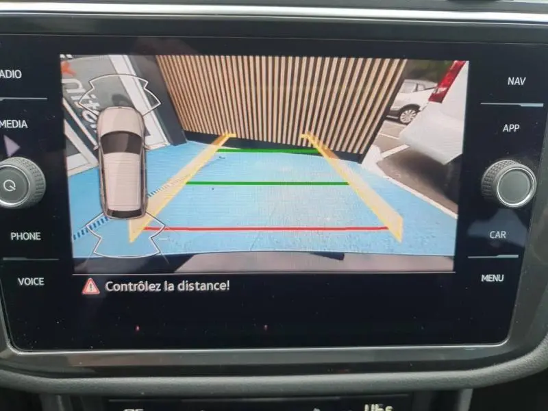 Affichage caméra de recul du Volkswagen Tiguan 1.4 eHybrid noir, vue arrière avec lignes de guidage colorées.