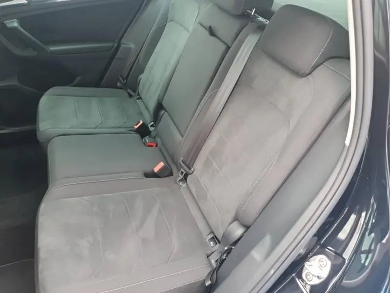 Vue intérieure côté droit sur la banquette arrière grise du Volkswagen Tiguan 1.4 eHybrid 2022 avec ceinture de sécurité visible.