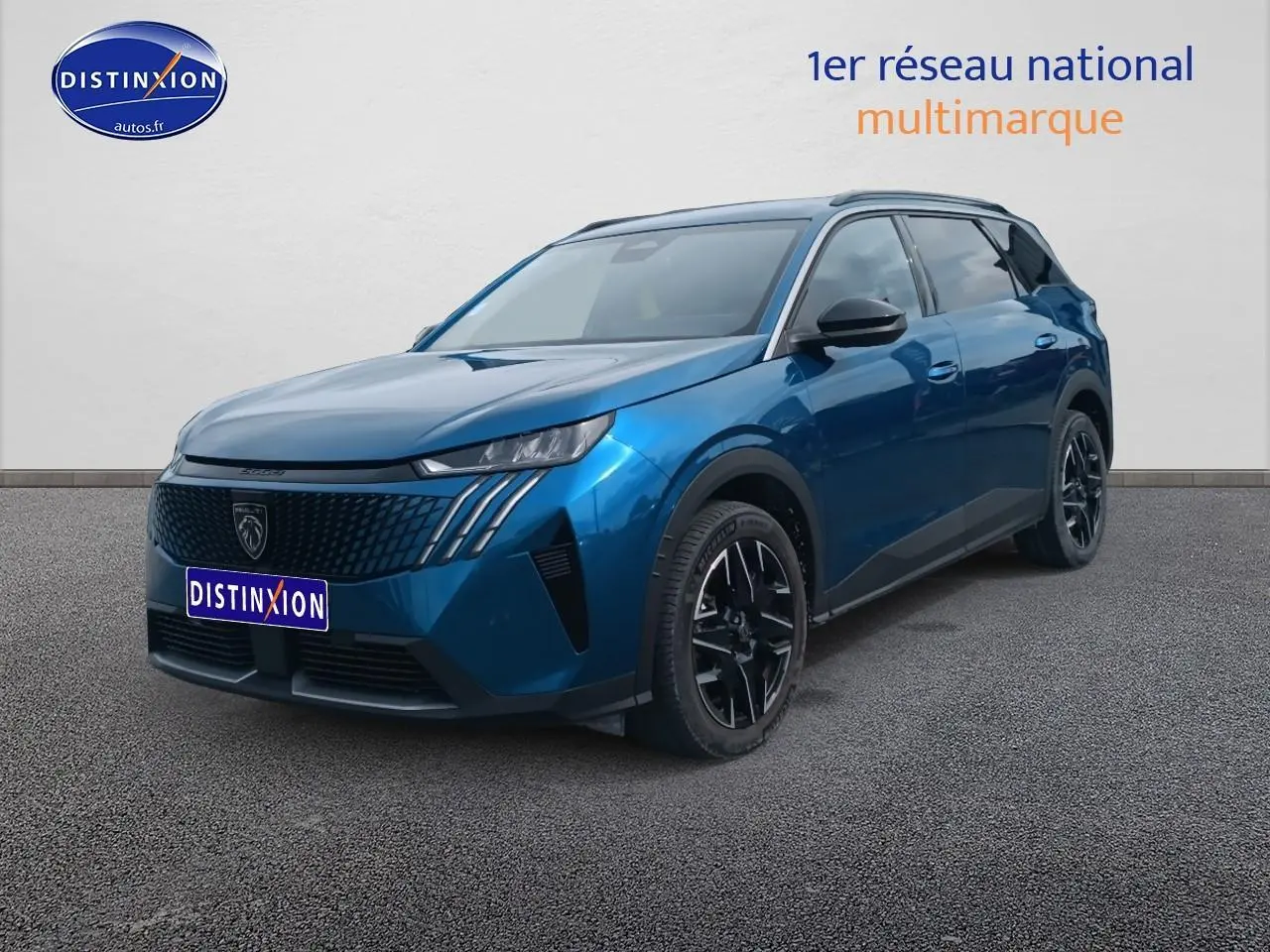 Peugeot 5008 Hybrid 145 allure e-dcs6 bleu, vue 3/4 avant avec calandre distinctive et jantes noires.