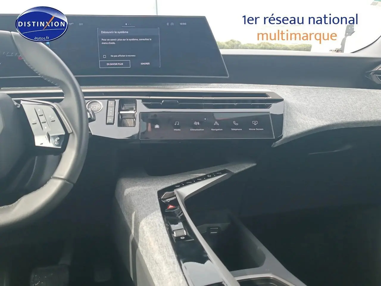 Vue intérieure du tableau de bord du Peugeot 5008 Hybrid 145 allure e-dcs6, avec écran tactile et volant cuir multifonction.
