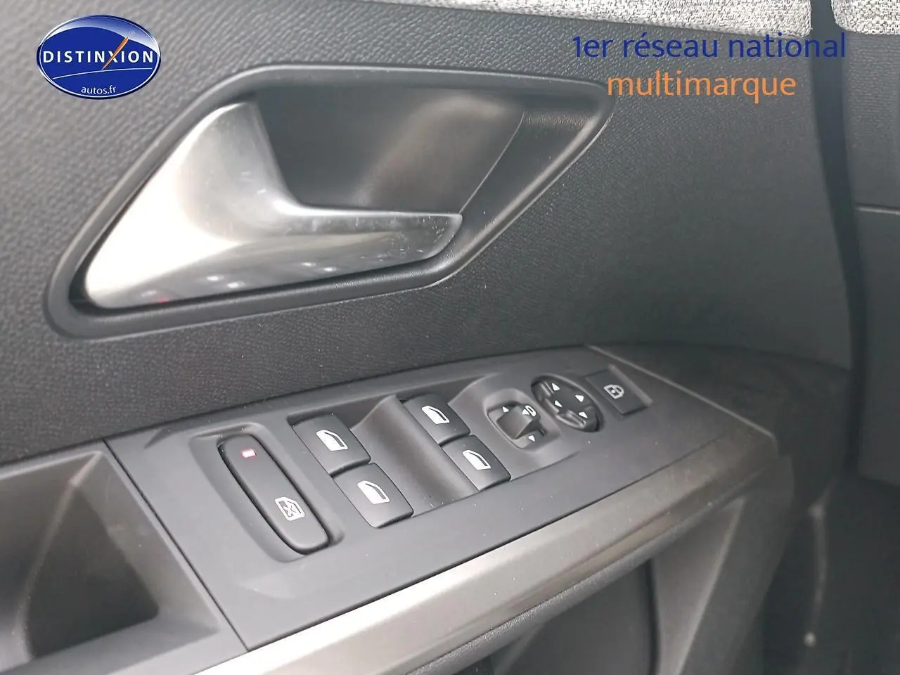 Gros plan sur la commande des vitres et rétroviseurs côté gauche d’un Peugeot 5008 bleu Hybrid 145 allure 2025.