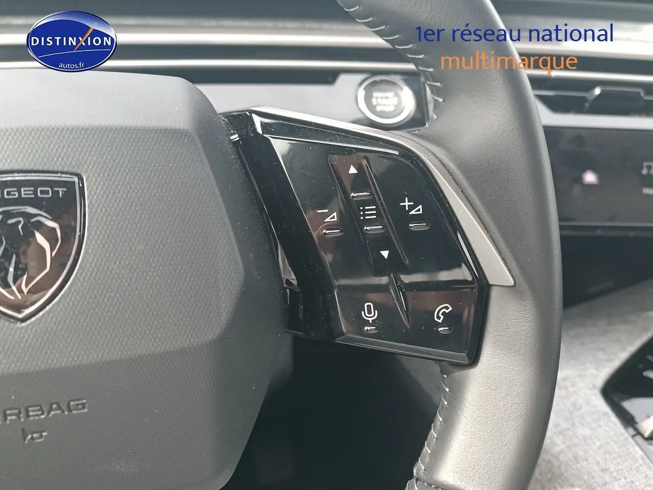 Gros plan sur le volant cuir multifonction côté droit du Peugeot 5008 Hybrid 145 allure e-dcs6 2025.