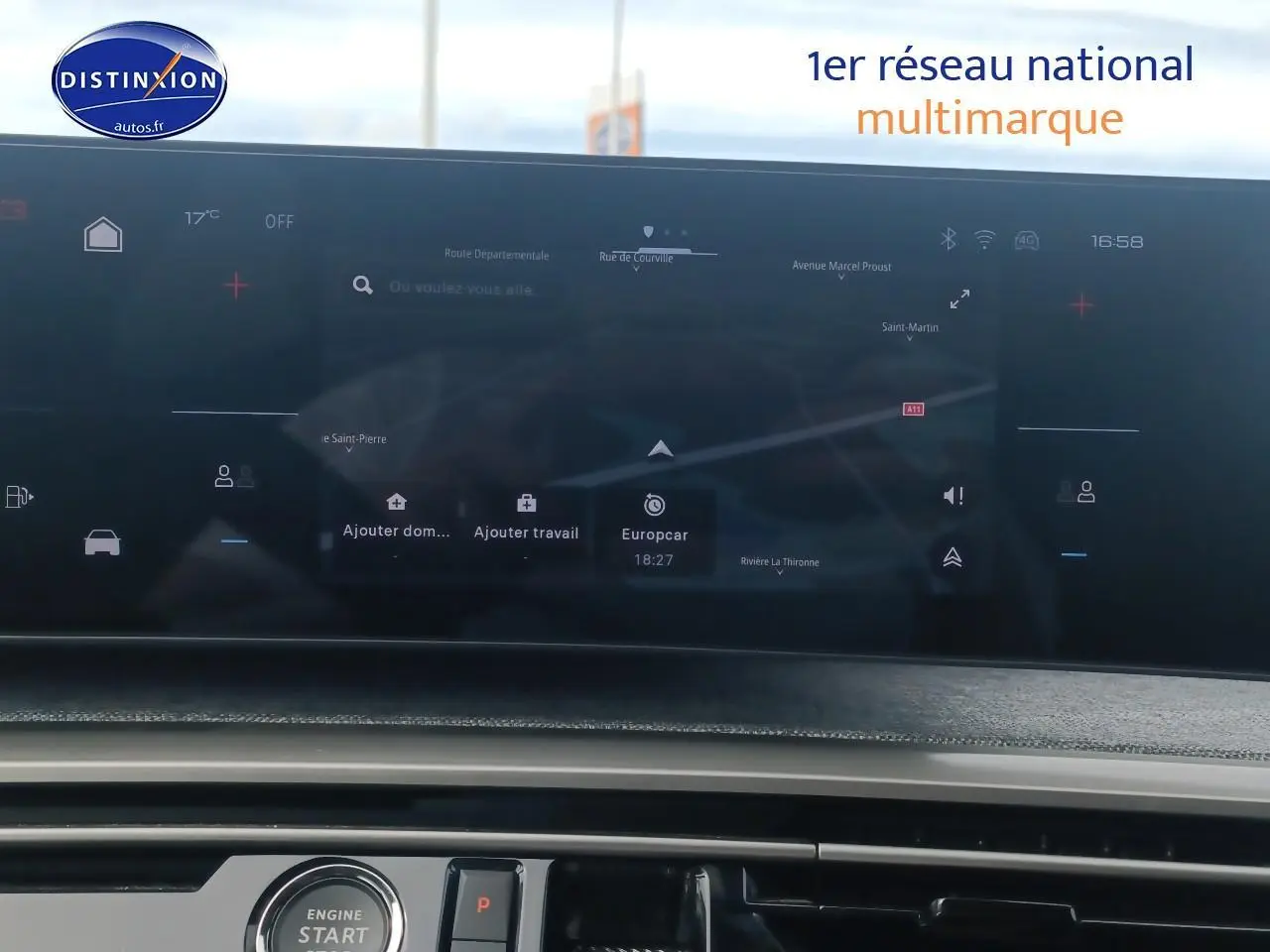 Vue rapprochée de l’écran tactile central et de la console du Peugeot 5008 Hybrid 145 allure bleu, intérieur moderne.