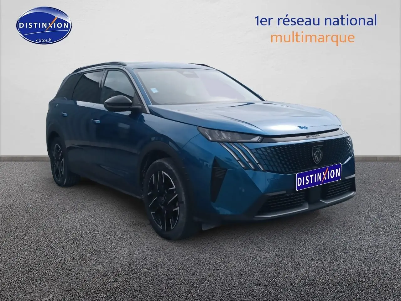 Peugeot 5008 Hybrid 145 allure e-dcs6 bleu en 3/4 avant droit avec calandre distinctive et jantes alu noires.