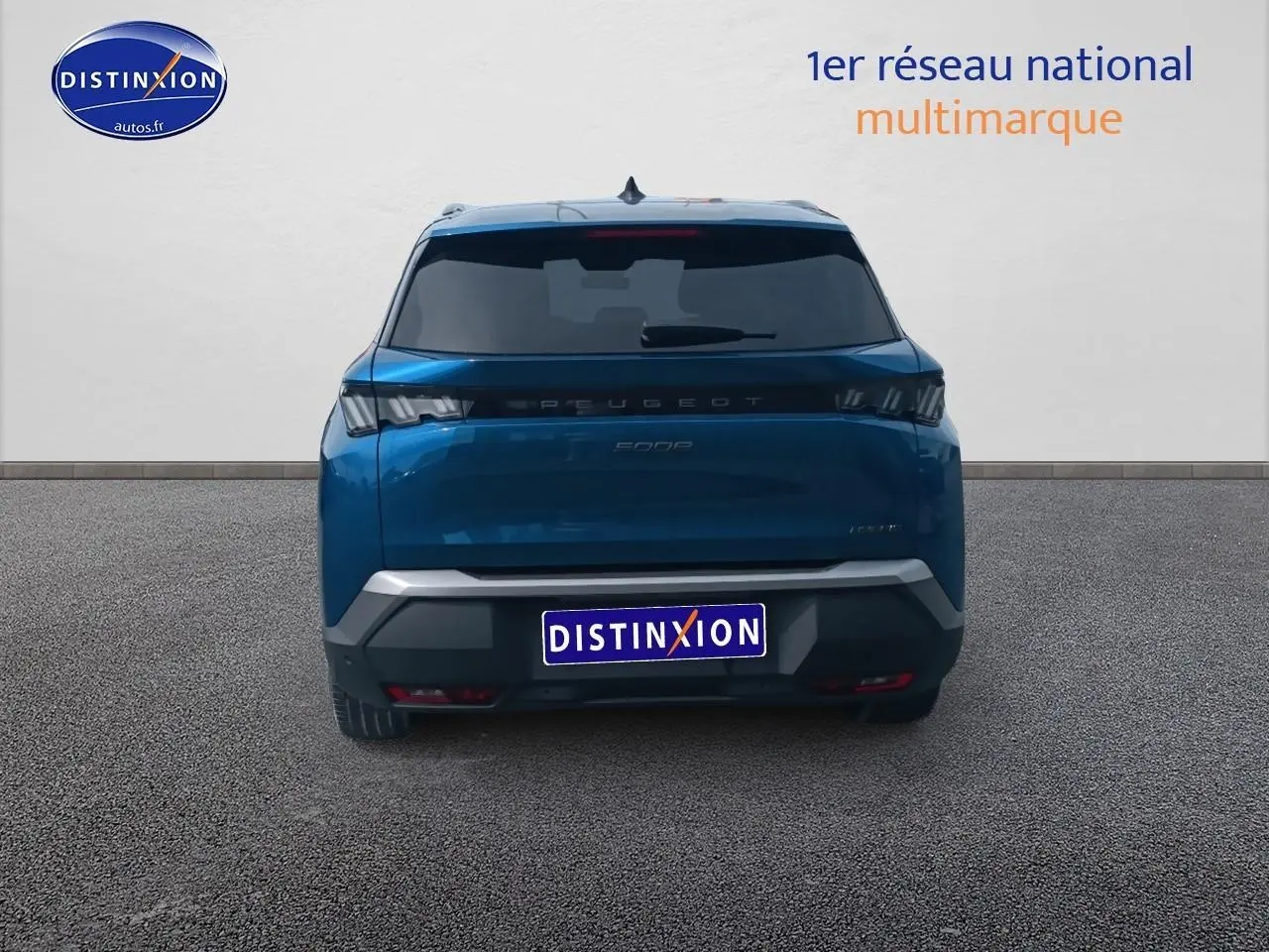 Vue arrière d'un Peugeot 5008 bleu 2025 avec feux LED et lunette arrière surteintée sur fond neutre.