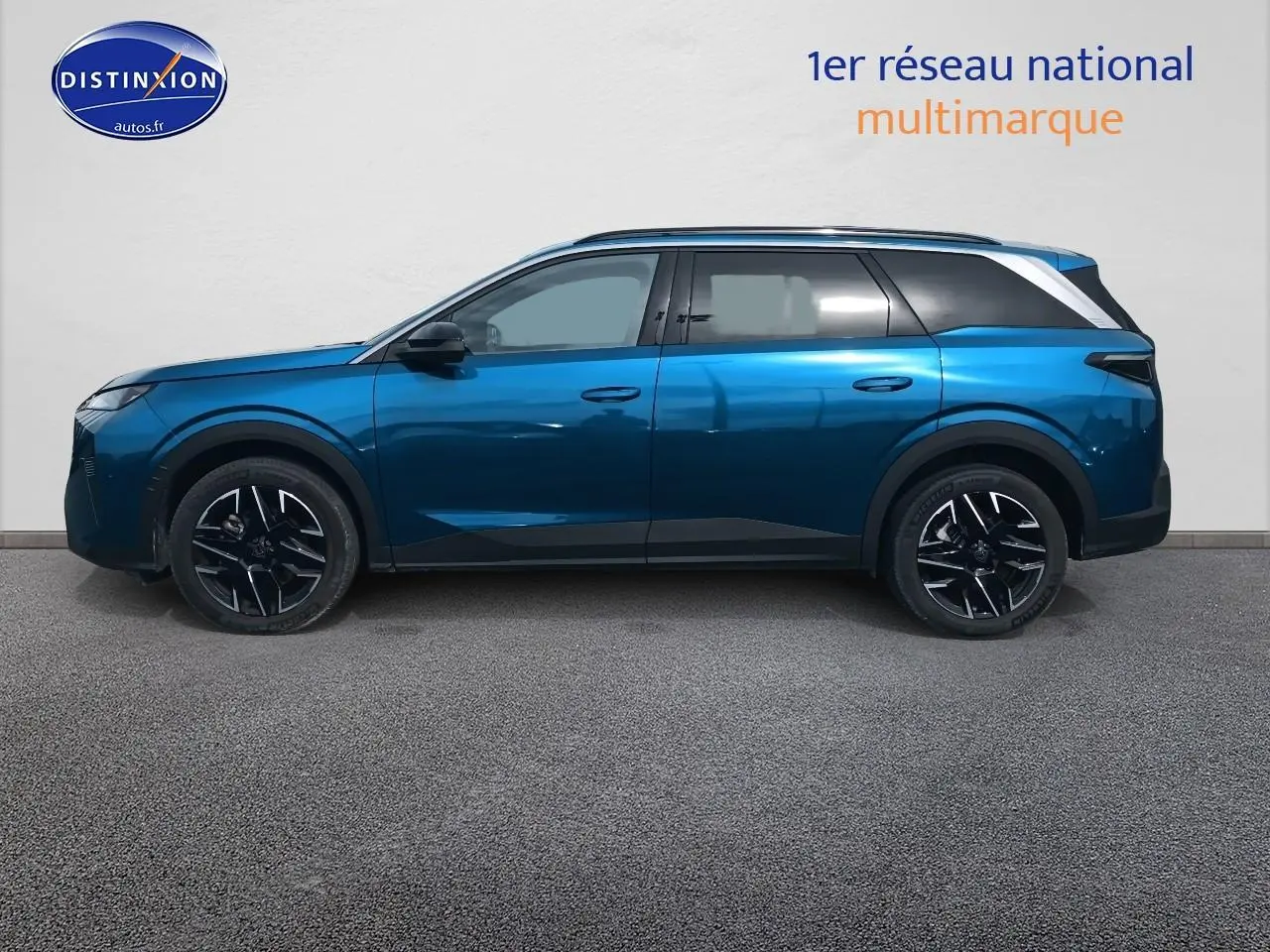 Vue latérale droite d'un Peugeot 5008 Hybrid 145 allure e-dcs6 bleu avec jantes alu et toit noir.