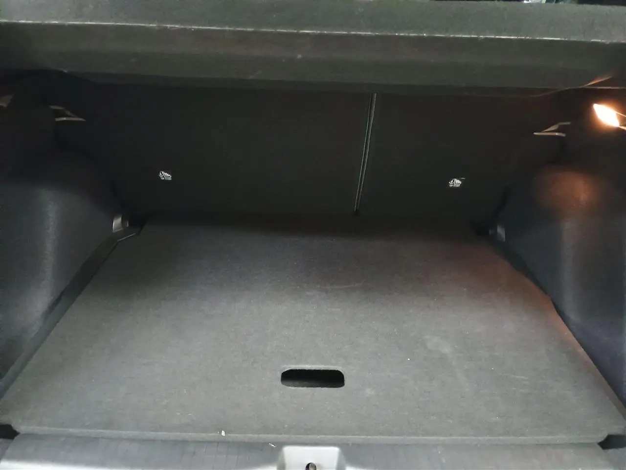 Coffre ouvert de Citroën C3 Aircross Hybrid 145 gris Mercury, vue intérieure montrant le plancher escamotable.