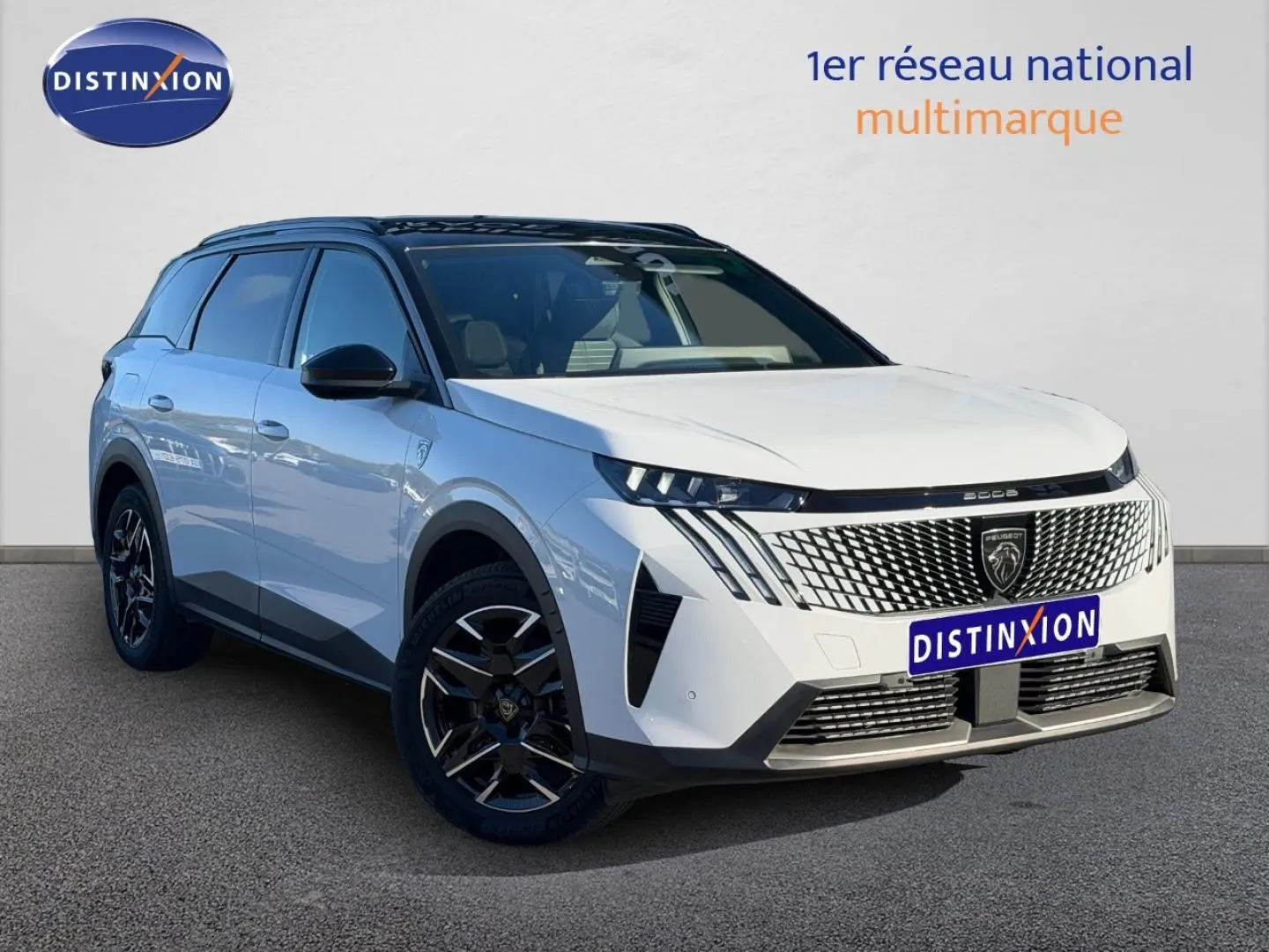 Peugeot 5008 Hybrid blanc Okénite vue 3/4 avant droit avec calandre distinctive et jantes noires.
