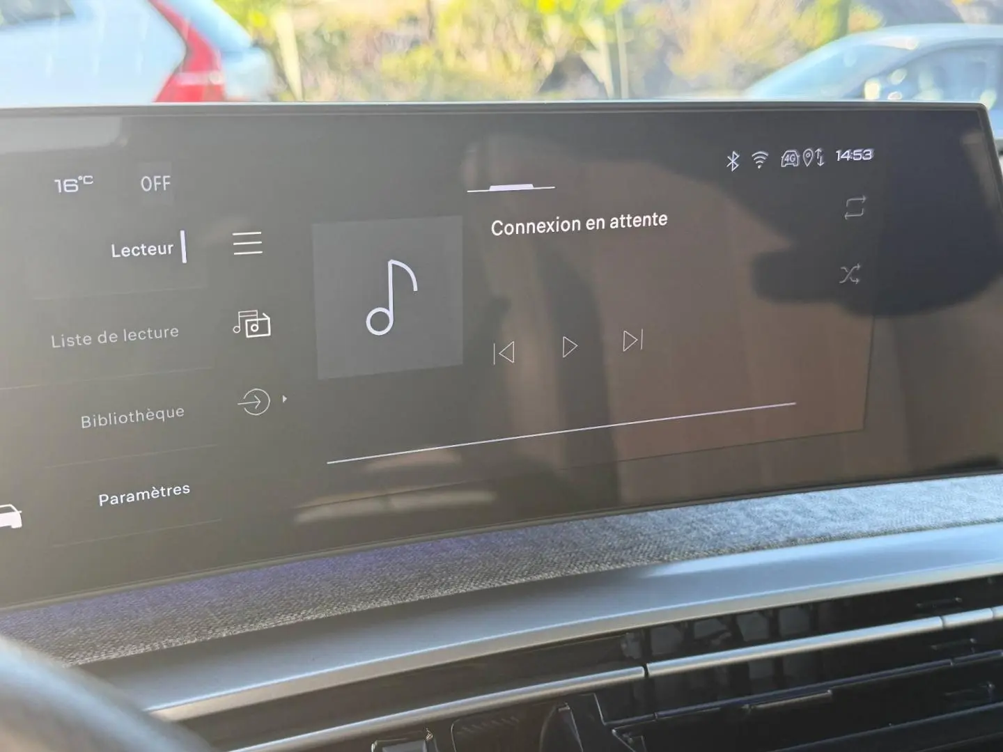 Écran tactile multimédia du tableau de bord du Peugeot 5008 Hybrid blanc, affichant une connexion en attente.