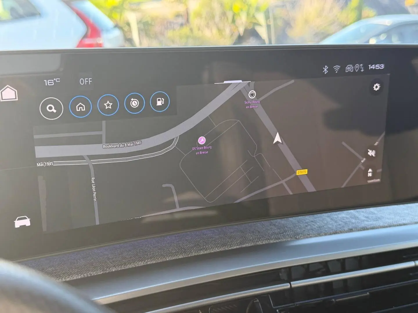 Écran tactile intérieur du Peugeot 5008 Hybrid 2025 montrant la navigation GPS avec carte en mode jour.