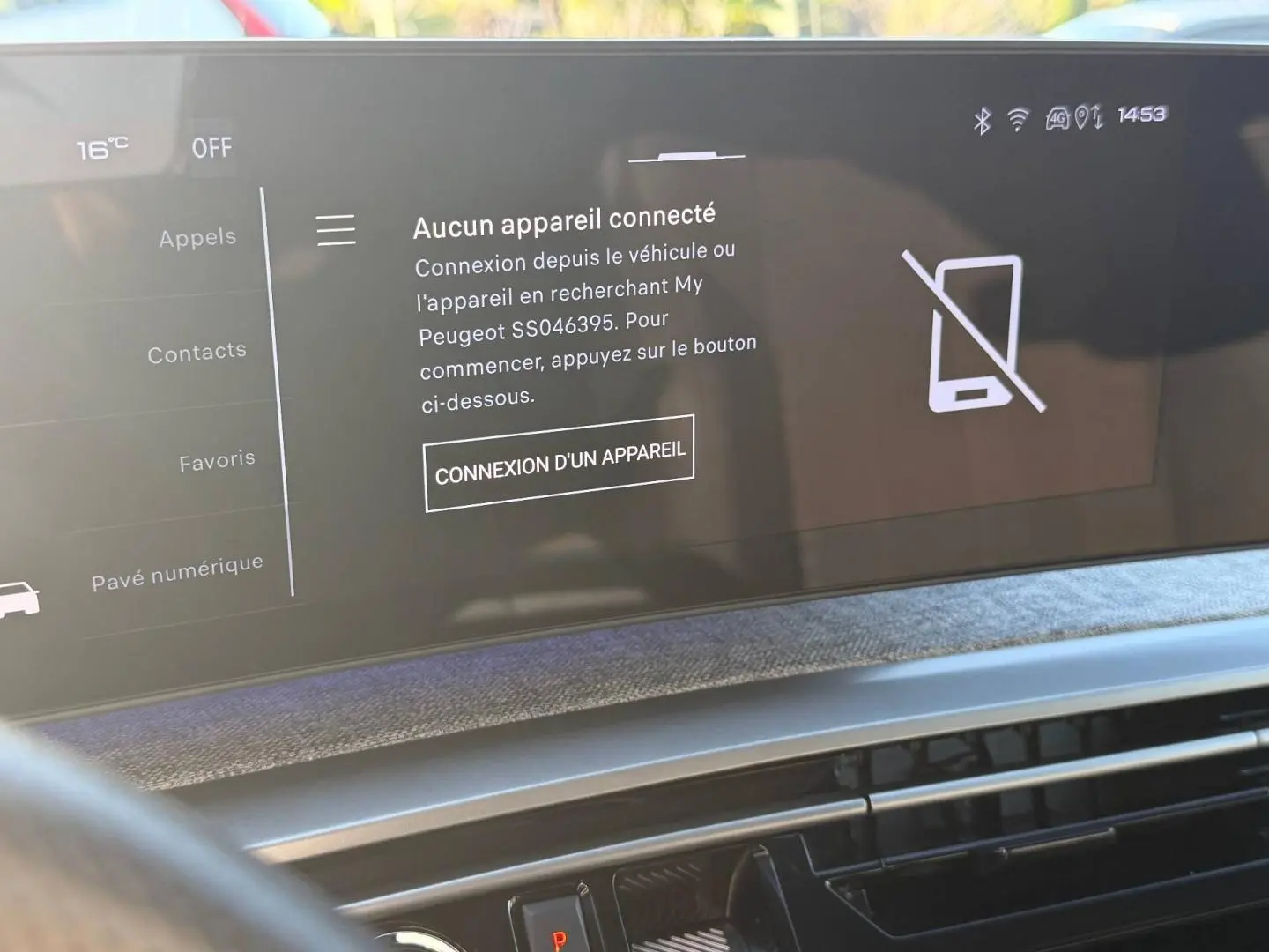 Écran tactile central du Peugeot 5008 Hybrid blanc, affichant l'interface de connexion d'appareil sans fil.