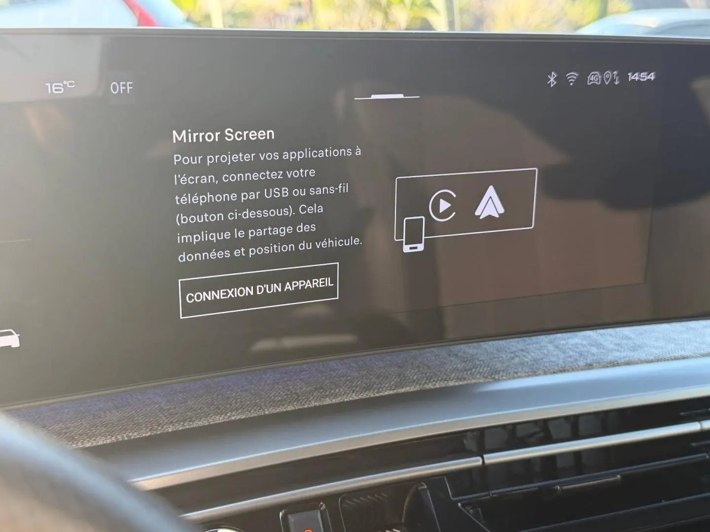Écran tactile central du Peugeot 5008 Hybrid 145ch GT blanc Okénite, affichant la fonction Mirror Screen.