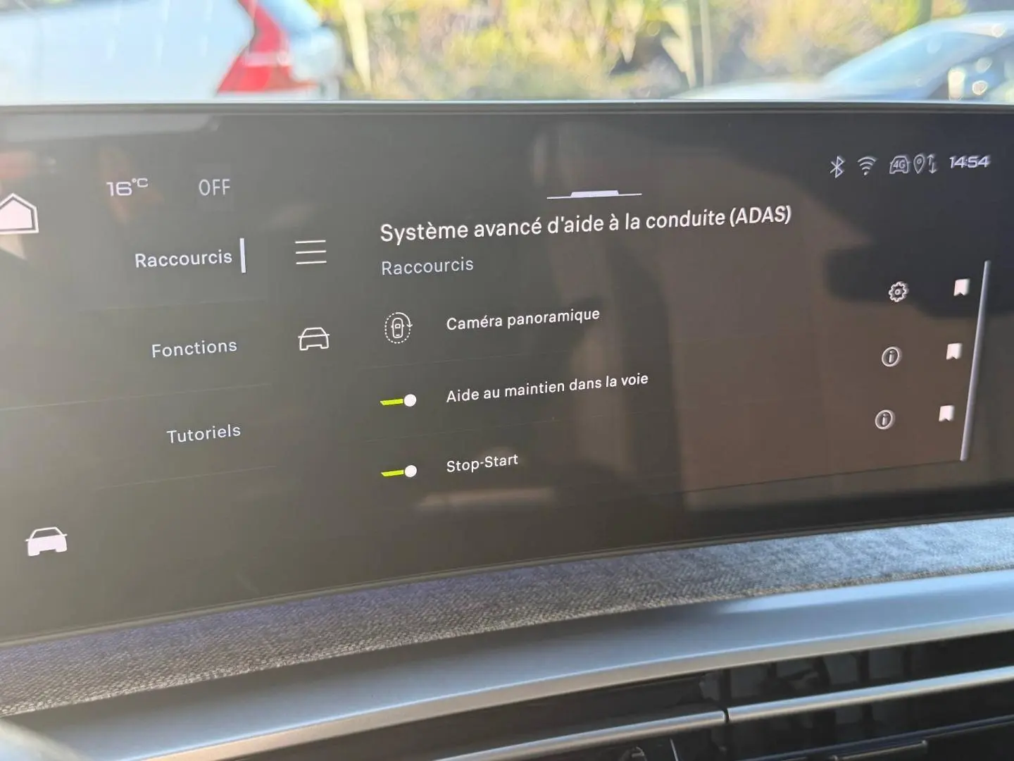 Écran tactile intérieur du Peugeot 5008 Hybrid 145ch GT montrant les aides à la conduite, ambiance moderne et épurée.