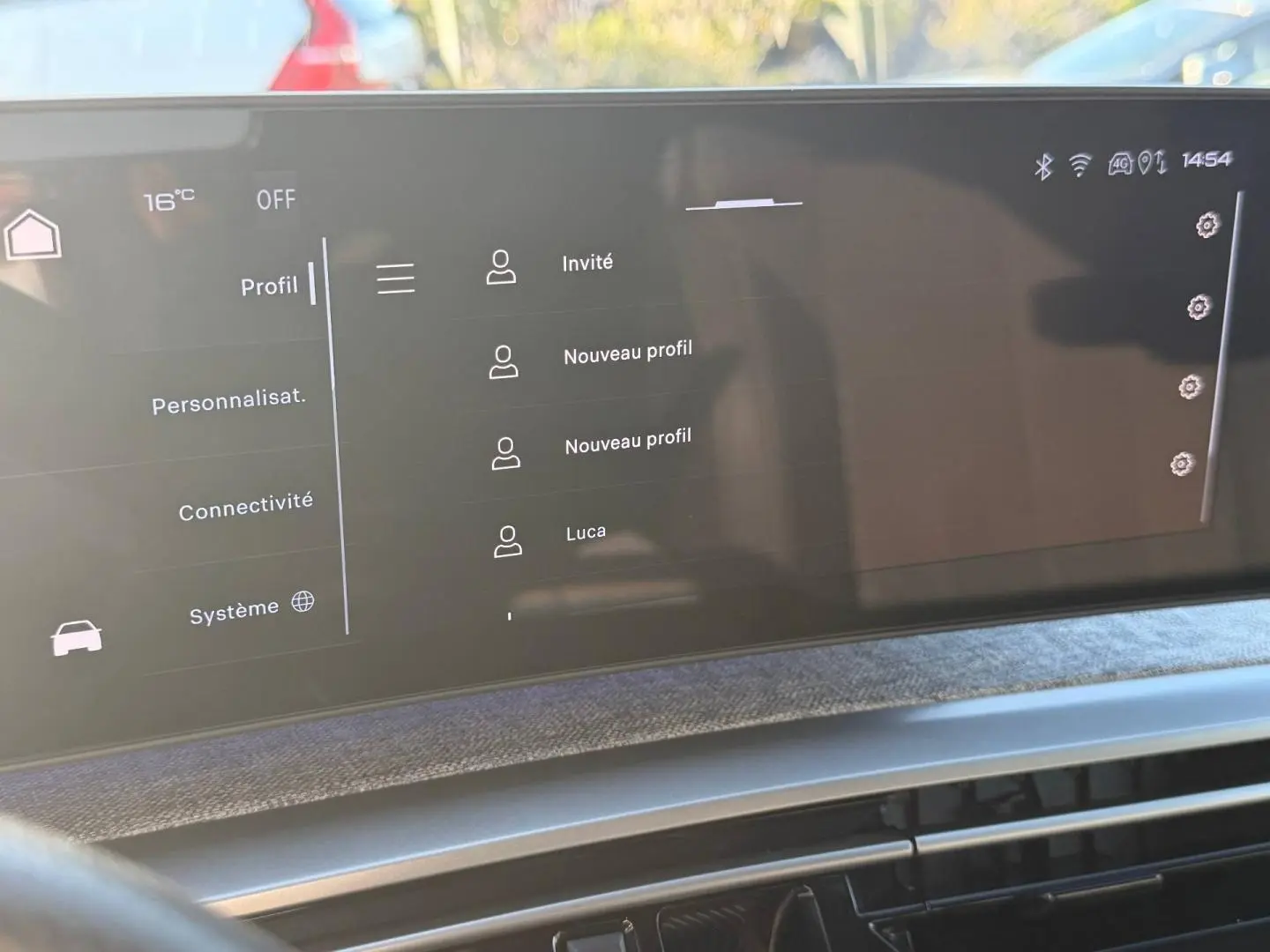 Écran tactile intérieur du Peugeot 5008 Hybrid 145ch GT, affichant les profils utilisateurs, vue de face.