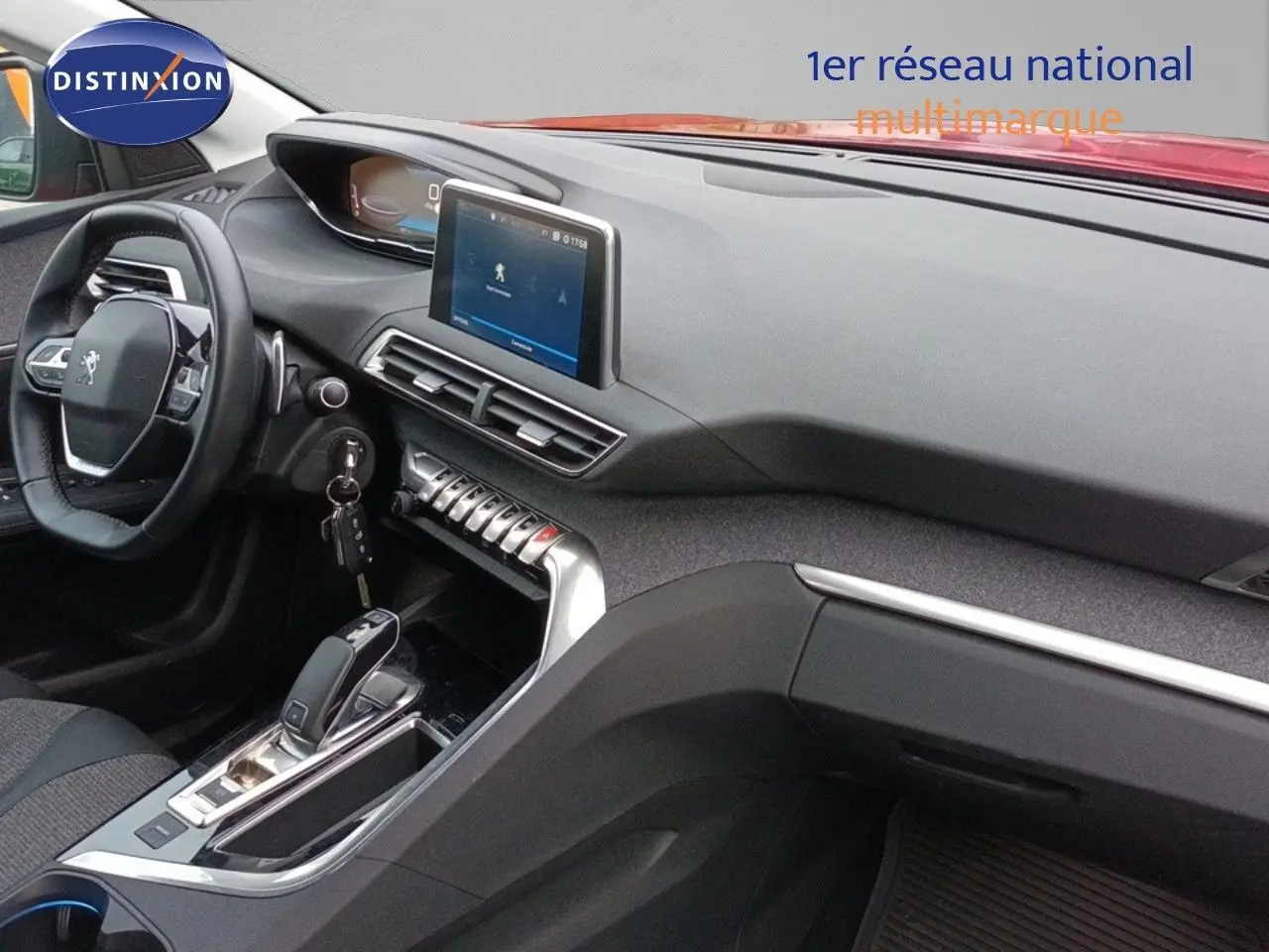 Vue intérieure du tableau de bord et console centrale du Peugeot 3008 rouge foncé avec écran tactile et volant compact.