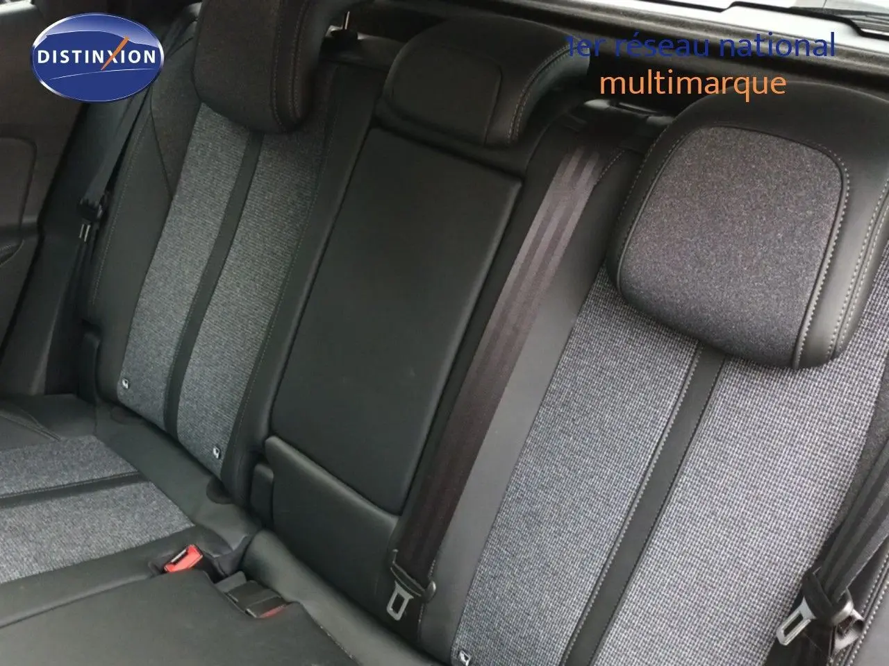 Vue rapprochée des sièges arrière en tissu gris et cuir noir du Peugeot 3008 PureTech 130 Allure 2020.