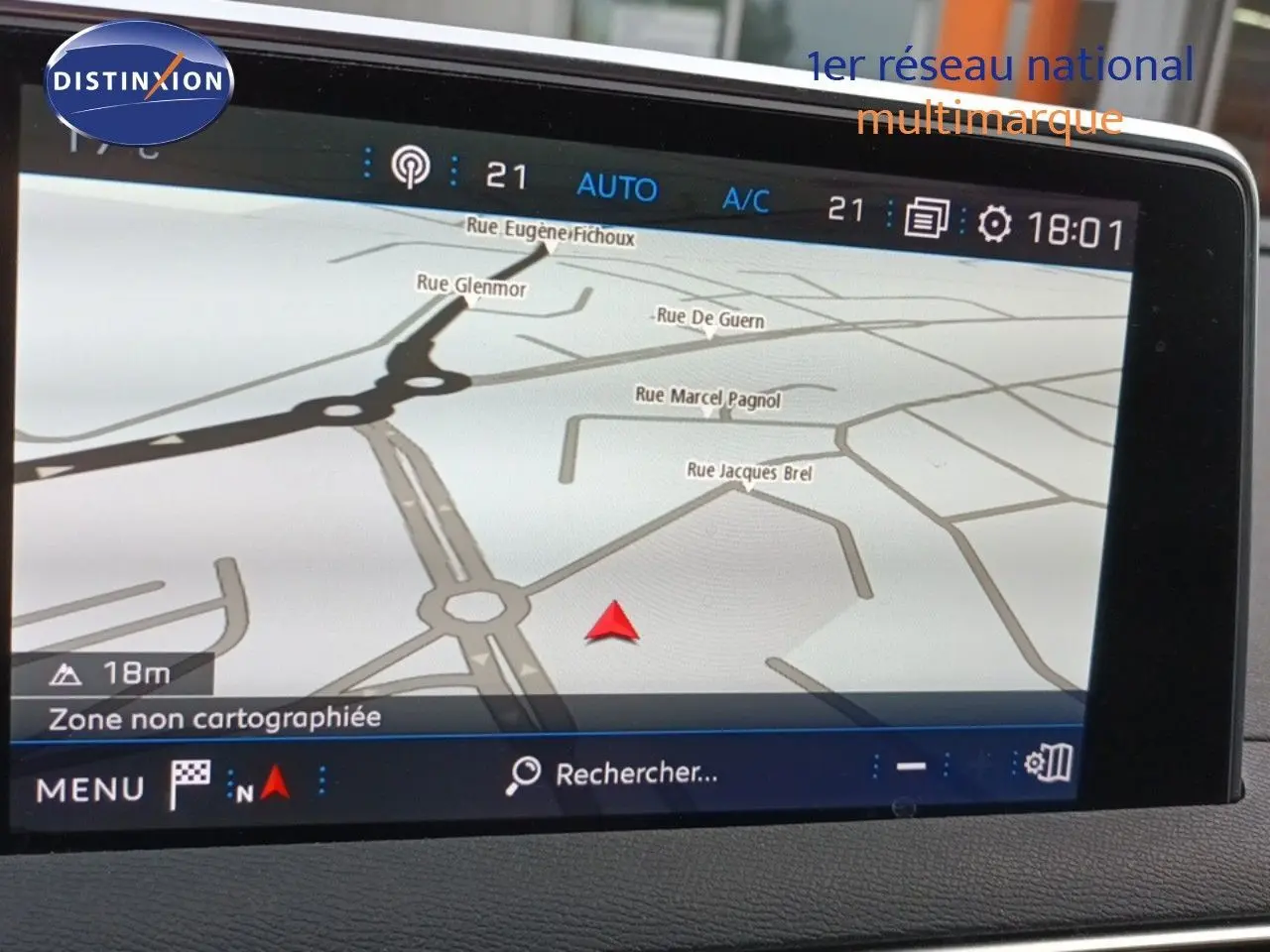 Écran tactile du système de navigation du Peugeot 3008 rouge foncé, affichant une carte routière en intérieur.