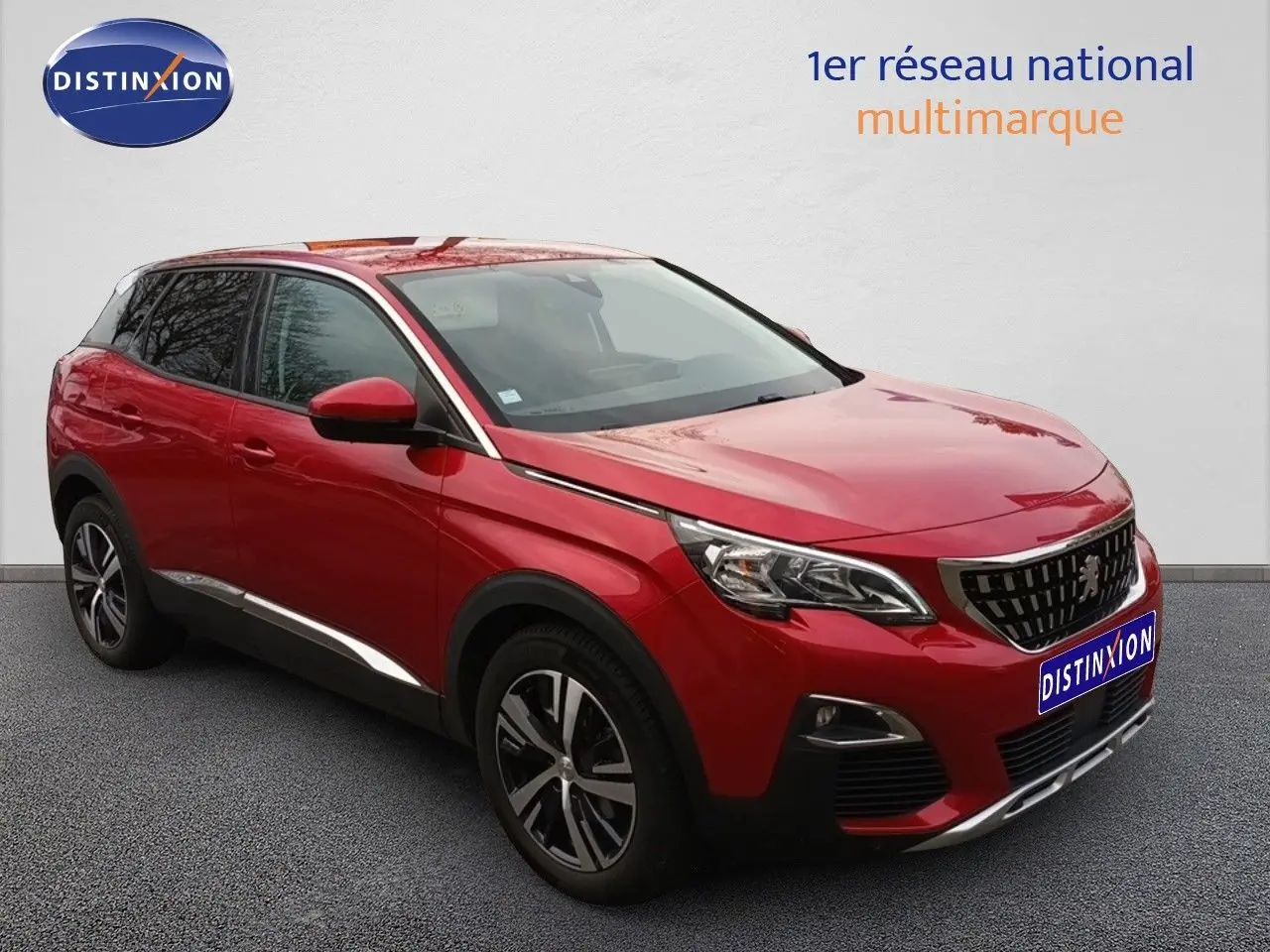 Peugeot 3008 rouge foncé métallisé en 3/4 avant droit, avec calandre chromée et jantes bi-ton visibles.