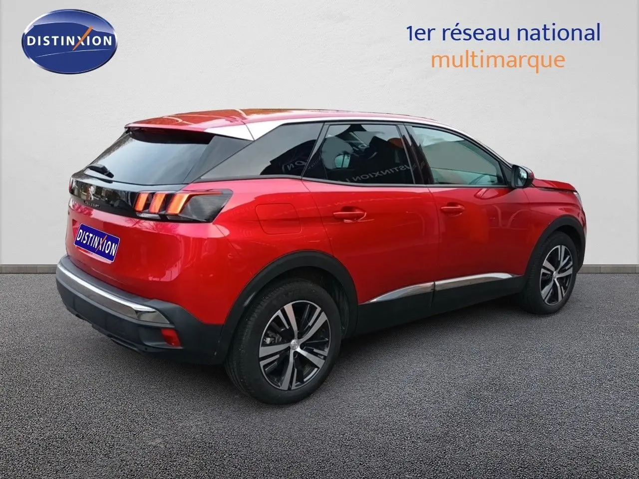 Peugeot 3008 rouge foncé métal en vue 3/4 arrière côté droit, avec toit noir et jantes bi-ton.