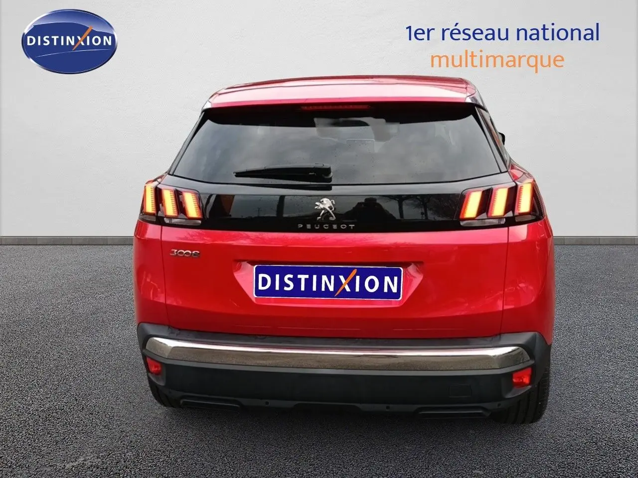 Vue arrière d'un Peugeot 3008 rouge foncé métal avec feux arrière allumés et logo Peugeot visible.