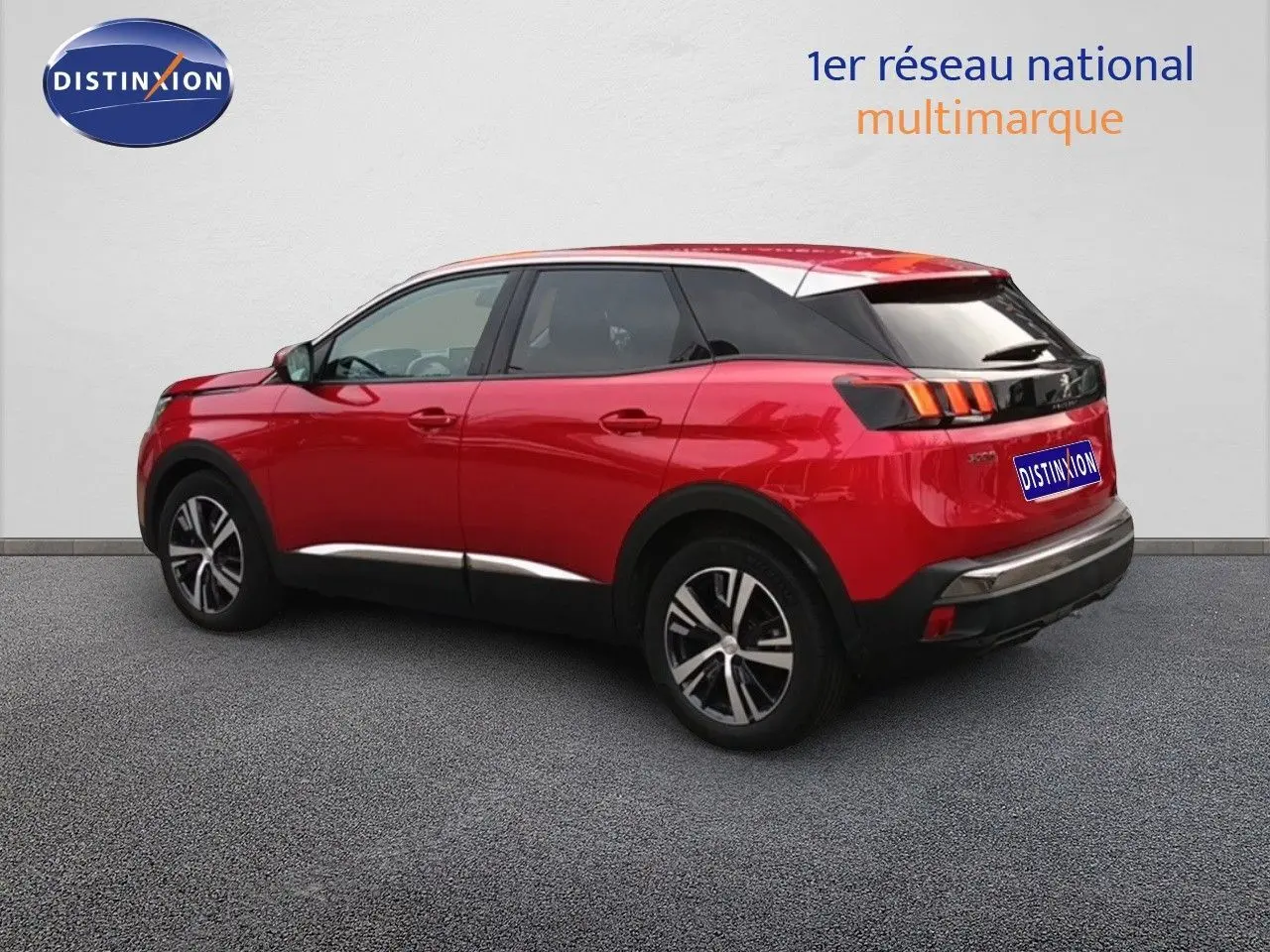 Peugeot 3008 rouge foncé métal vue de profil côté gauche, soulignant ses lignes modernes et jantes biton.