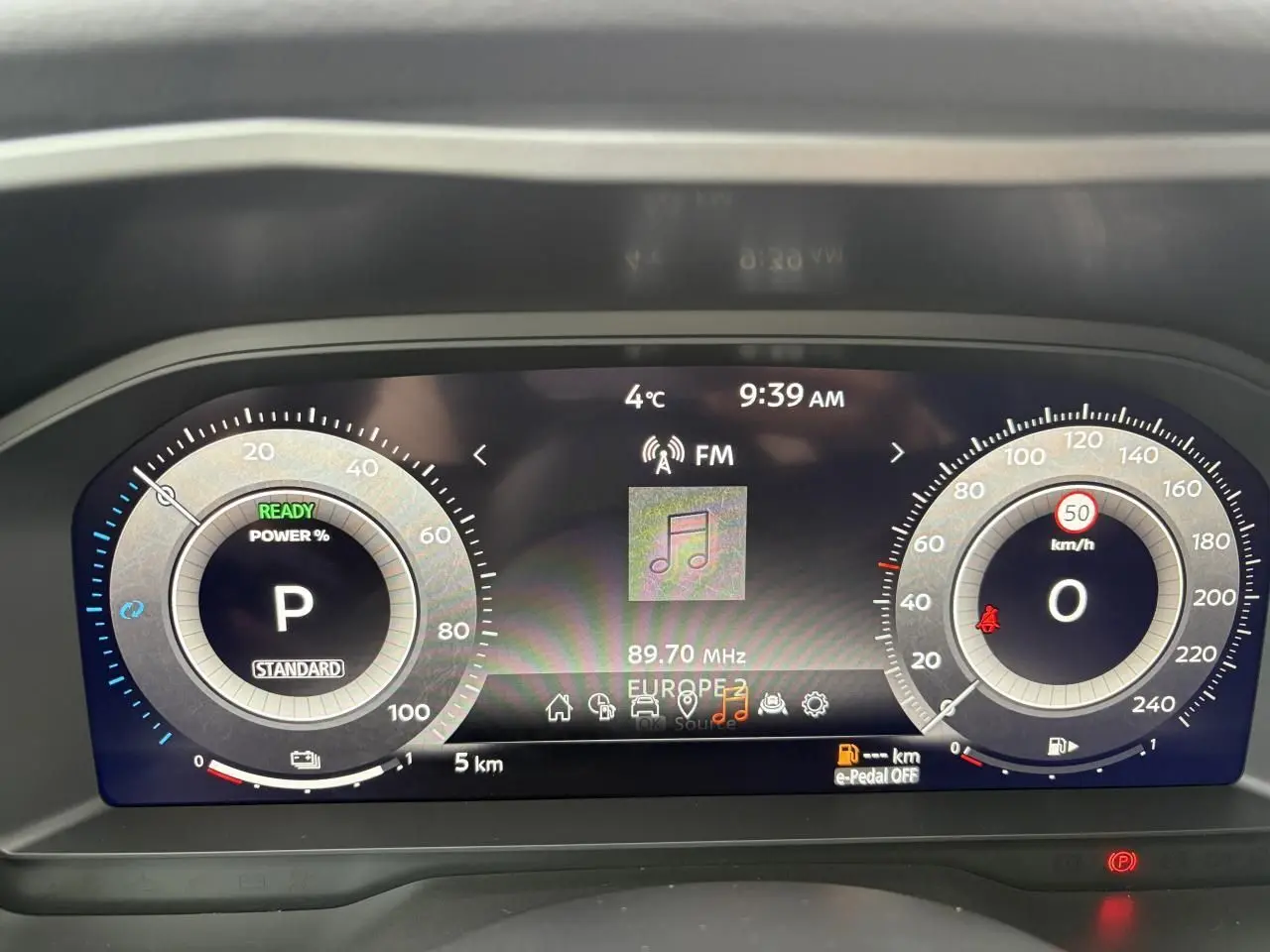 Affichage numérique du tableau de bord du Nissan Qashqai 2025, avec vitesse, puissance et radio FM visible.