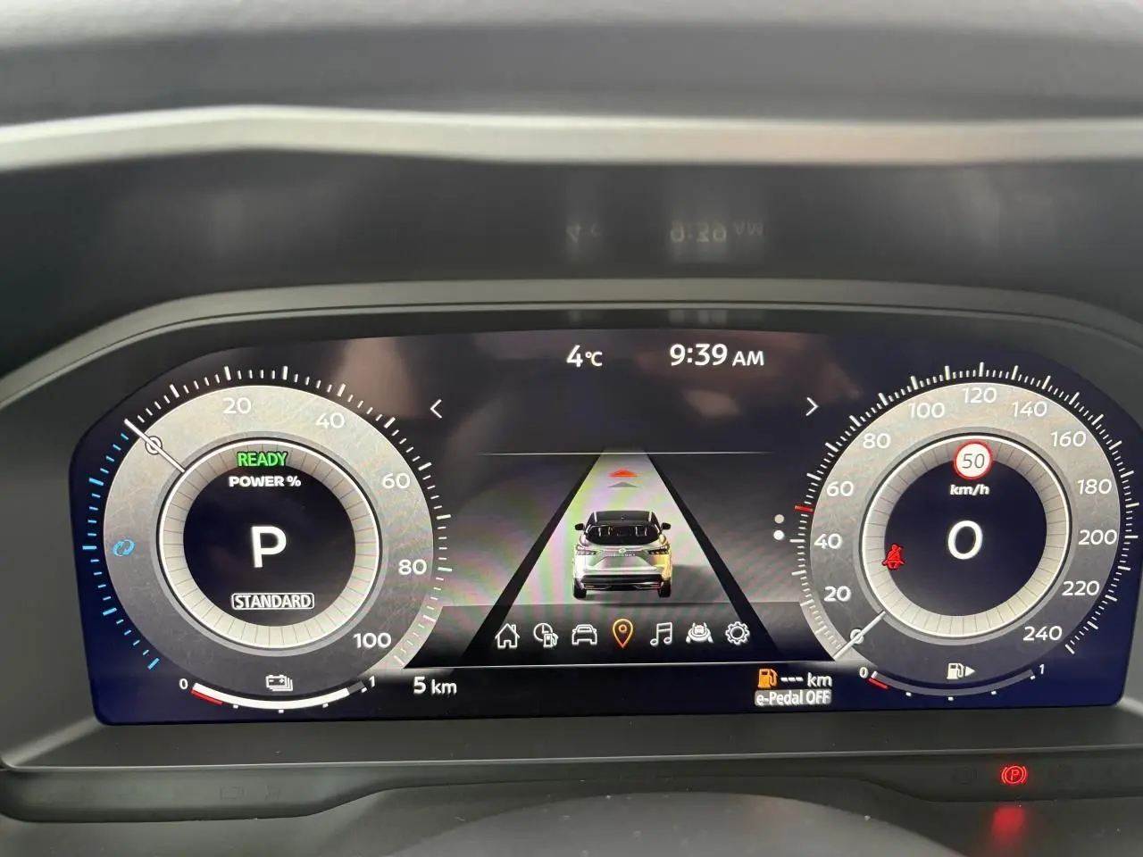 Tableau de bord numérique du Nissan Qashqai 2025 affichant la vitesse, la température et l'alerte limite à 50 km/h.