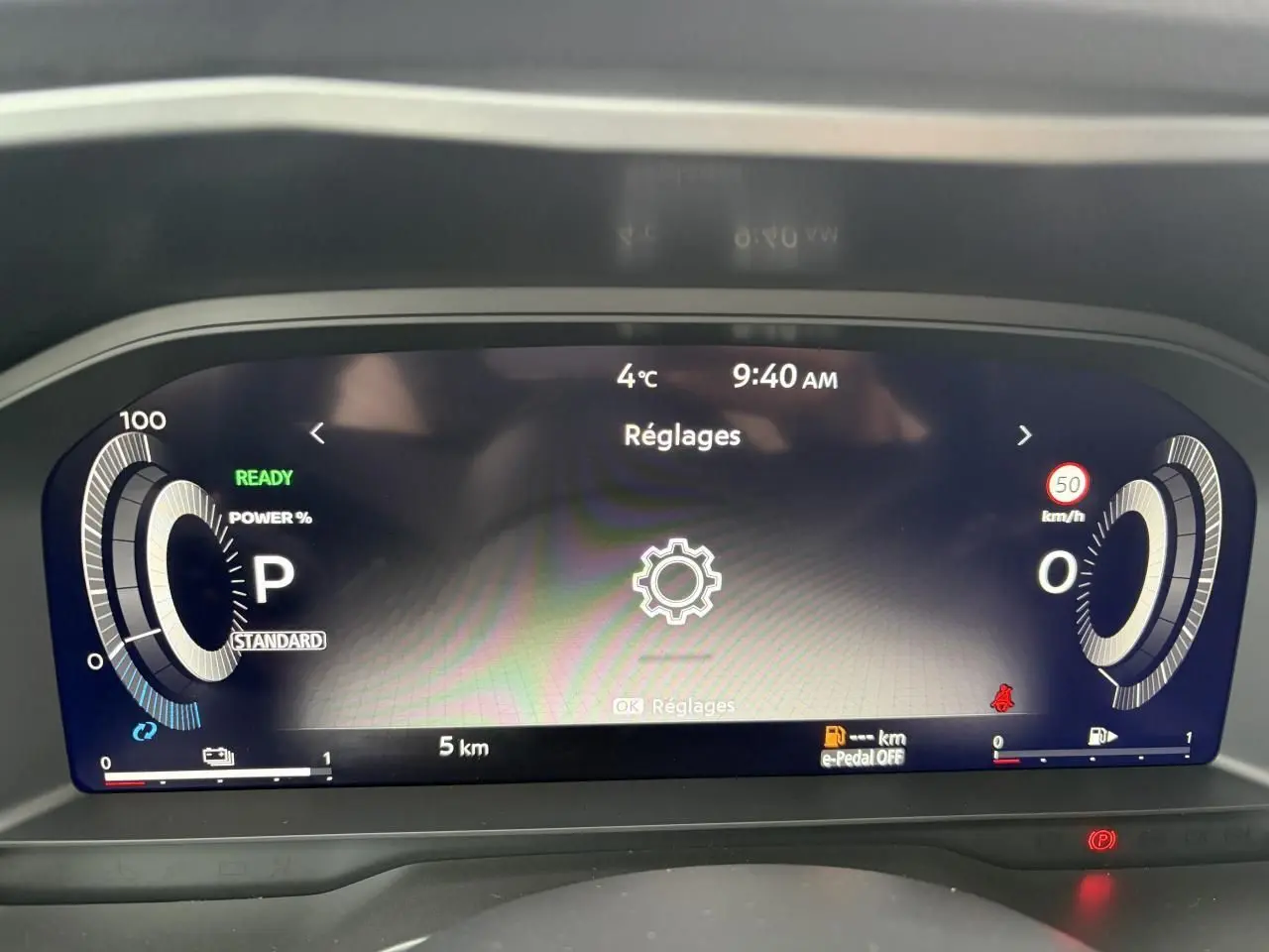 Affichage numérique du tableau de bord du Nissan Qashqai 2025, avec indicateurs de vitesse et puissance en mode réglages.