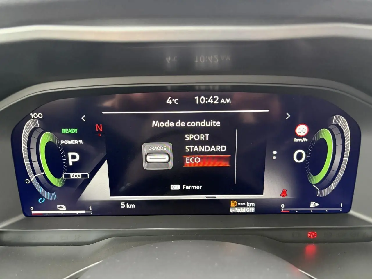 Affichage numérique du combiné d'instrumentation du Nissan Qashqai III en mode ECO, avec jauges vertes et informations de conduite.