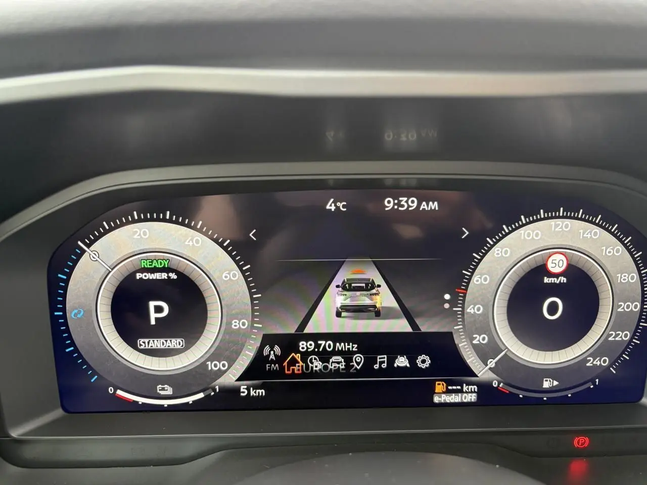 Affichage numérique du tableau de bord du Nissan Qashqai 2025, montrant vitesse, température et mode de conduite.