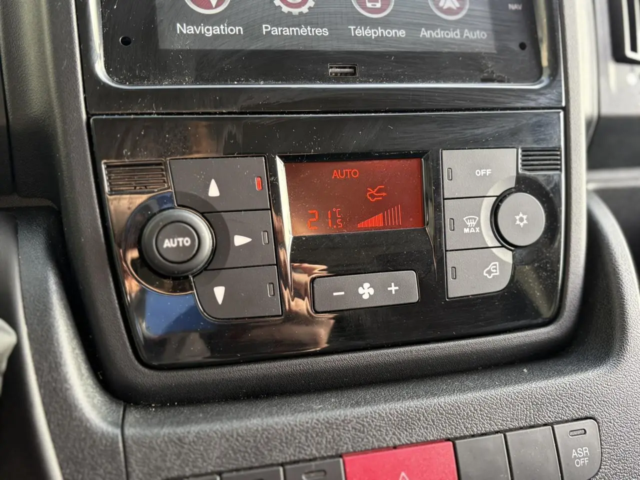 Gros plan sur la commande de climatisation automatique du tableau de bord de l’Opel Movano Fourgon 2024.