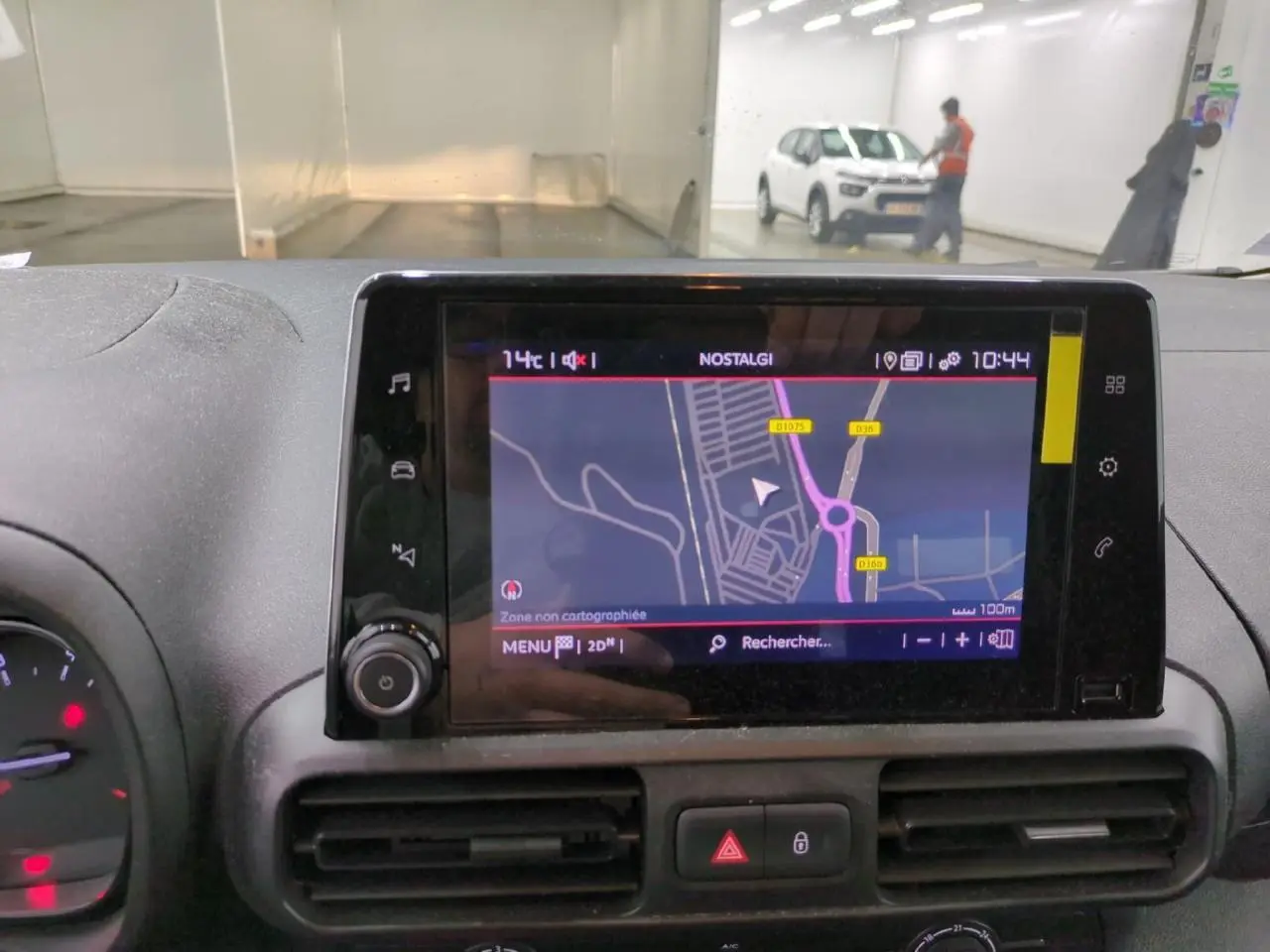 Vue intérieure centrée sur l'écran tactile de navigation du Citroën Berlingo gris clair avec tableau de bord noir.