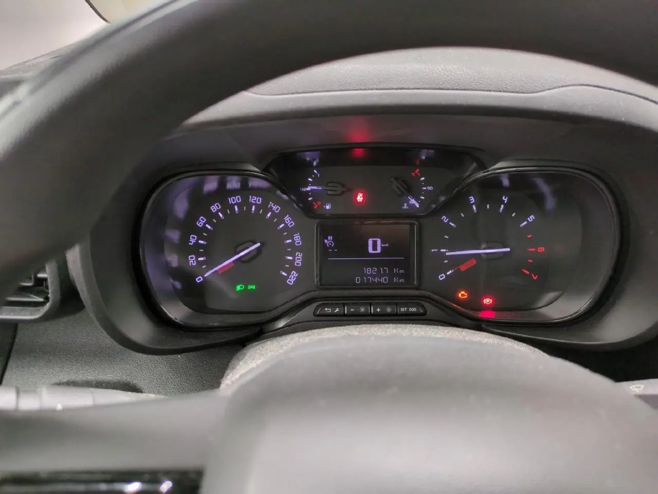 Vue rapprochée du tableau de bord de la Citroën Berlingo 2021, affichage numérique et compteurs analogiques allumés.