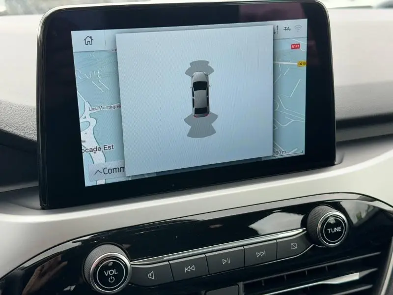 Écran tactile central du Ford Kuga gris Solar montrant l'affichage de la caméra de recul et la carte GPS.