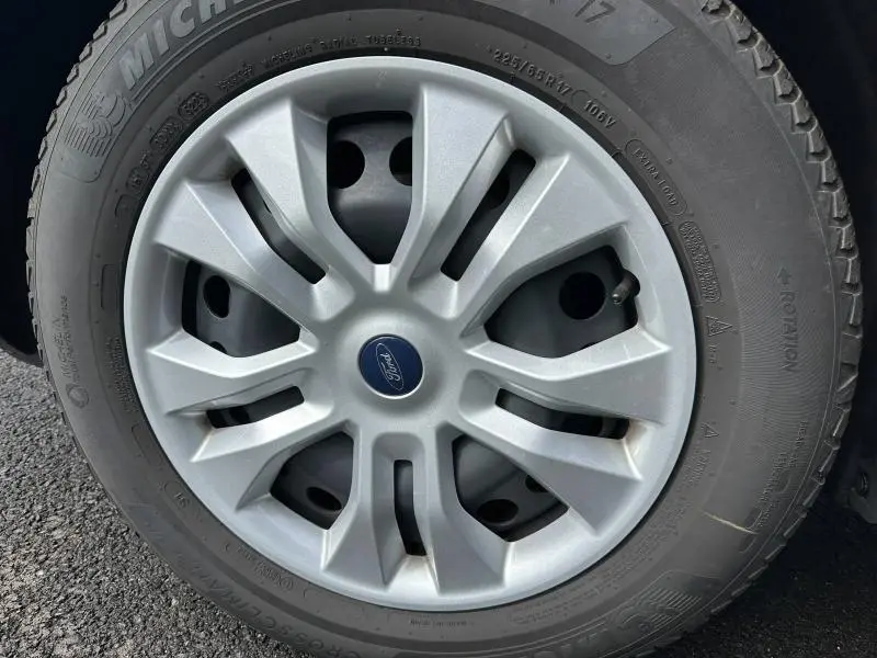 Gros plan sur la roue avant droite du Ford Kuga 2024 avec jante en alliage gris clair et pneu Michelin.