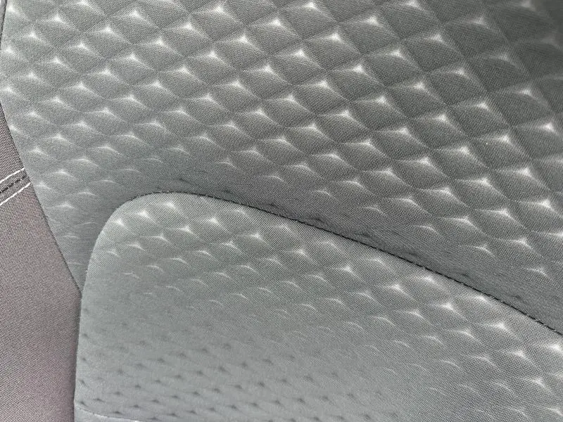 Gros plan sur le tissu noir Ray/Eton des sièges avant sport du Ford Kuga 1.5 EcoBoost Titanium 2024.
