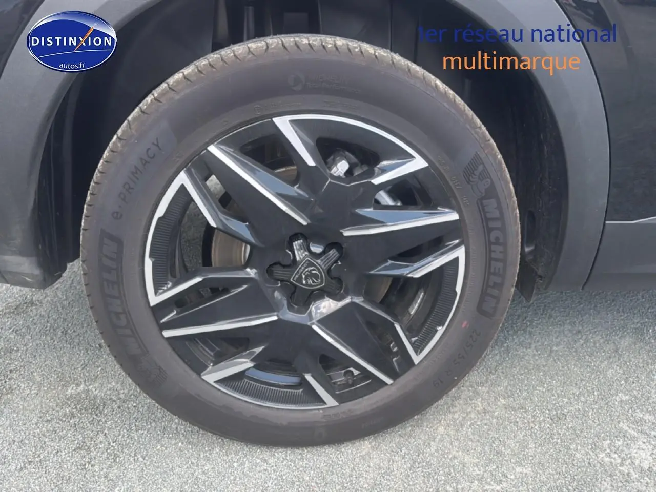 Gros plan sur la jante alu noire et argentée du côté avant gauche du Peugeot 5008 noir Hybrid 145 allure e-dcs6.