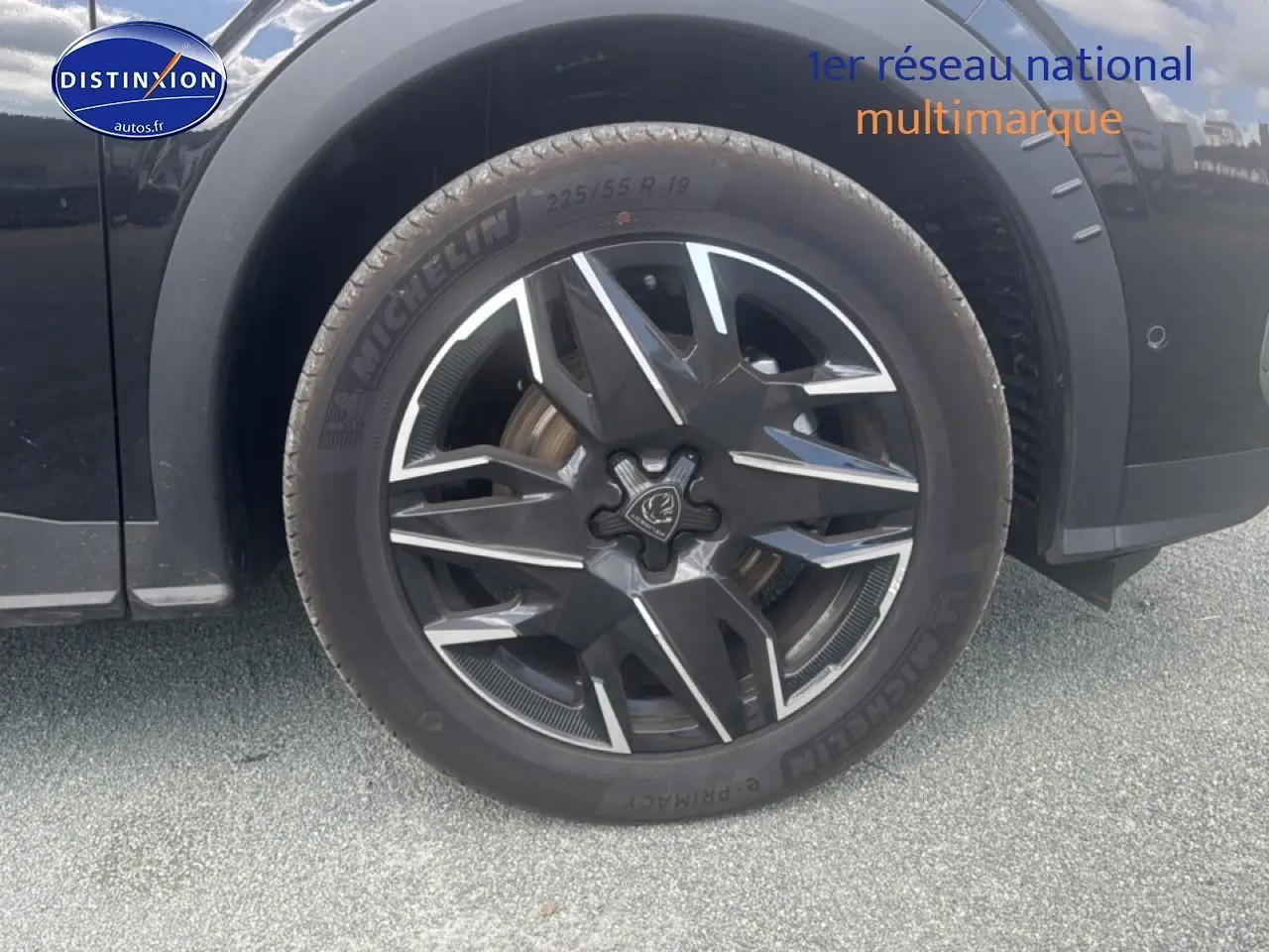 Gros plan sur la roue avant droite noire du Peugeot 5008 Hybrid 145 allure e-dcs6 avec jante alu distinctive.