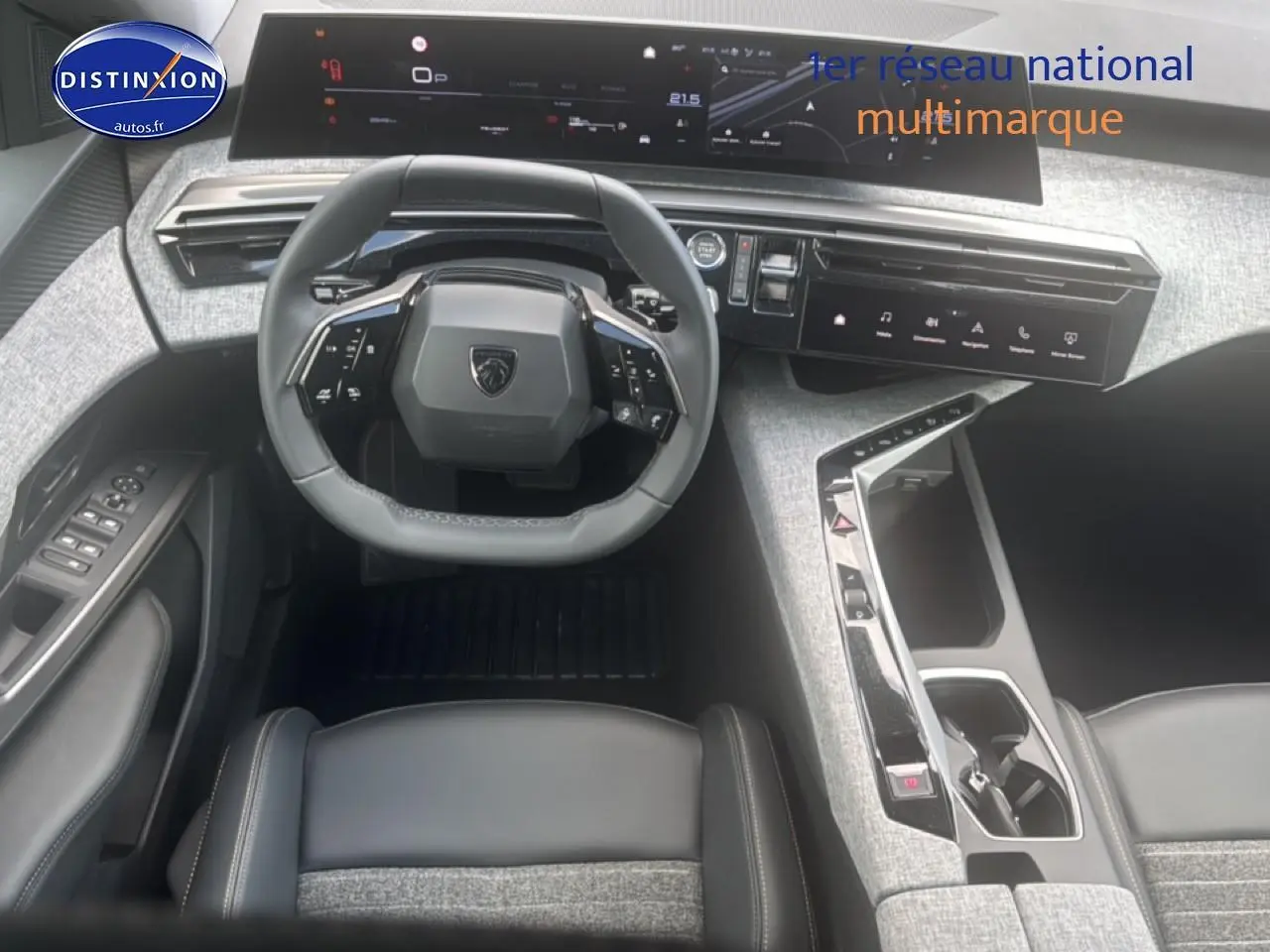Vue intérieure du poste de conduite du Peugeot 5008 Hybrid 145 allure e-dcs6 2025, volant cuir et écran tactile large.