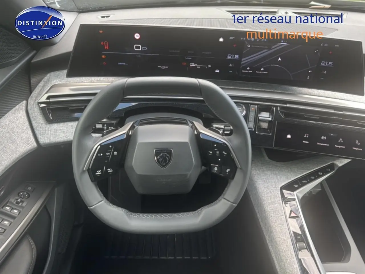 Vue intérieure centrée sur le volant cuir multifonction et l'écran tactile large du Peugeot 5008 Hybrid 145 allure noir.