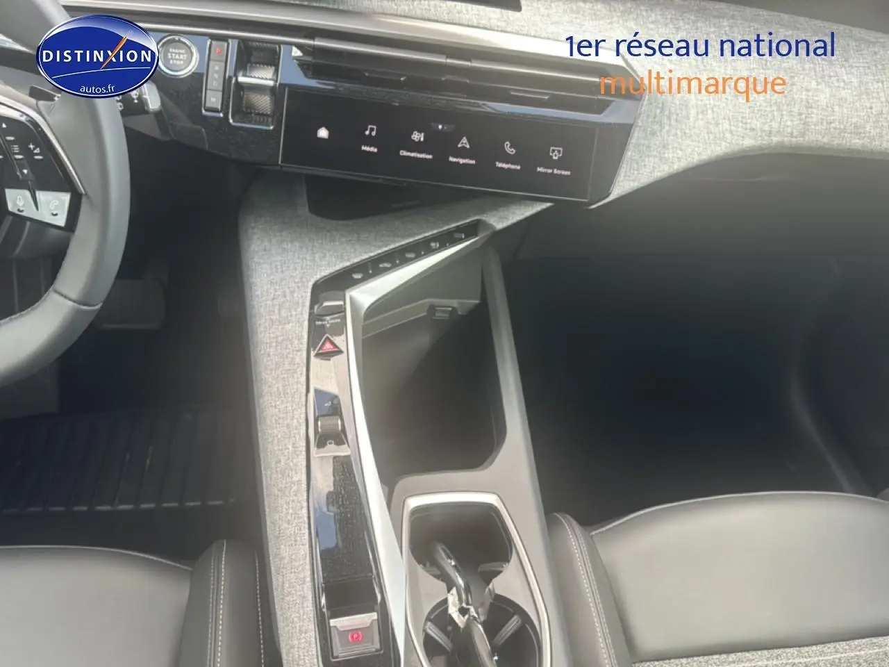 Vue intérieure de la console centrale et tableau de bord du Peugeot 5008 noir, avec écran tactile et volant cuir multifonction.