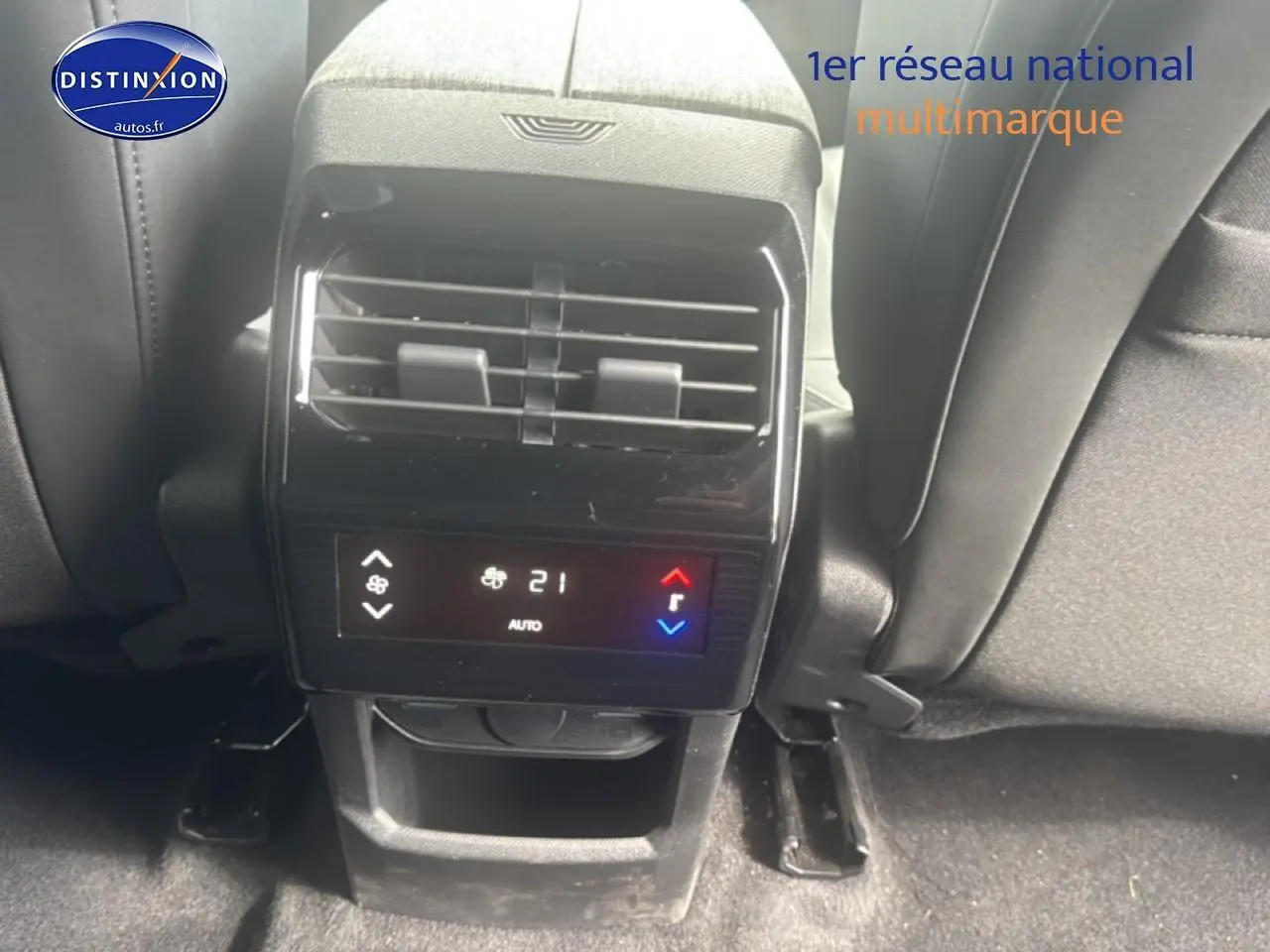 Détail de la console arrière noire du Peugeot 5008 Hybrid 145 allure e-dcs6 avec commandes climatisation et bouches d’aération.