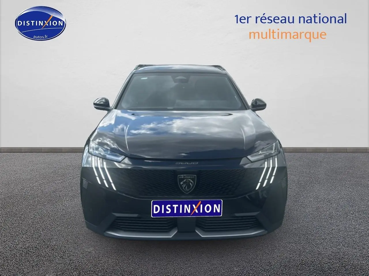 Vue frontale d’un Peugeot 5008 noir 2025 avec phares LED et calandre distinctive au lion.